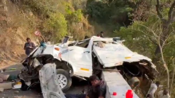 Valparai Accident: வால்பாறை மலைப்பாதையில் கோர விபத்து.. கொண்டை ஊசி வளைவில் வேன் கவிழ்ந்து 10 பேர் பலி!