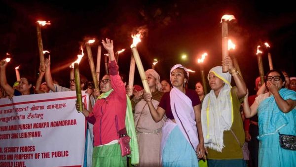 மீண்டும் பற்றி எரியும் மணிப்பூர்! கலவரக்காரர்களின் தாக்குதலை கண்டித்து தொடரும் மக்கள் போராட்டம்