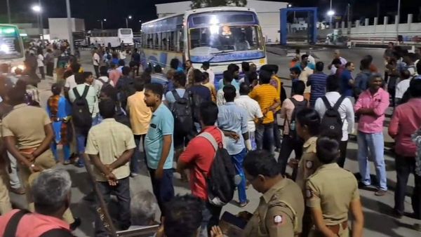 ஓட்டு போட அலை மோதிய கூட்டம்! கிளாம்பாக்கம் பஸ் நிலையத்தில் பேருந்து இல்லாததால் விடிய விடிய தர்ணா