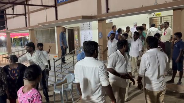 விஜய் தொகுதியில் இரவில் கள்ள ஓட்டு? வாக்குச்சாவடிக்குள் புகுந்த தவெக.. திருச்சியில் பரபரப்பு!