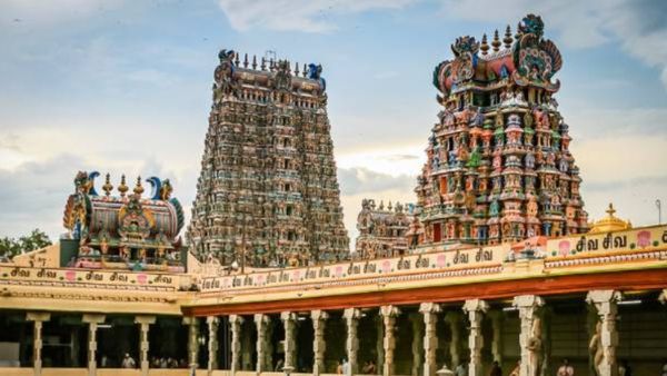 Madurai Meenakshi: மதுரை மீனாட்சியம்மன் கோயில் திருத்தேரோட்டம்.. வடம் பிடித்து இழுத்த பக்தர்கள்!