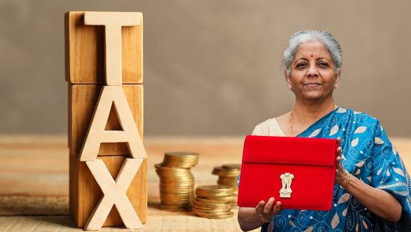 வருமான வரி படிவம் வெளியீடு.. மாத சம்பளம் வாங்குவோர், சிறு வணிகர்கள்.. அறிய வேண்டியவை