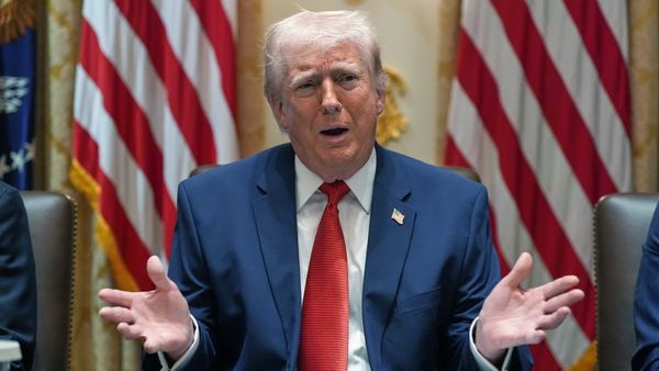 அதிபர் பதவியை இழக்கும் டிரம்ப்? களத்தில் இறங்கிய அந்த 70 பேர் + மாஜி அமெரிக்க உளவு துறை தலைவர்!