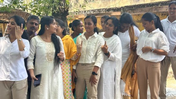 திருச்சியில் “வெள்ளை சட்டை – காக்கி பேண்ட்” டிரெண்ட்.. விஜய் ஸ்டைலில் வந்த இளம் வாக்காளர்கள்!