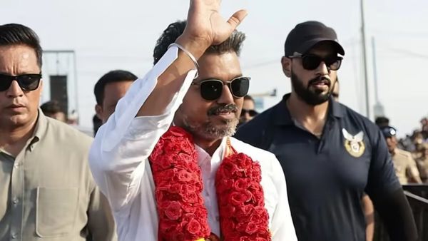 ரோடு ஷோவை கடைசி நேரத்தில் ரத்து செய்துவிட்டு கோவை திரும்பிய விஜய்.. தவெக தொண்டர்கள் கடும் ஏமாற்றம்