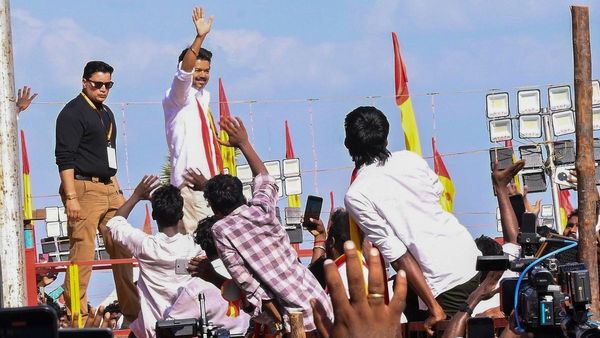 ஒரு நாள் ரெஸ்ட், ஒரு நாள் பிரசாரம்.. திருப்பூரில் நாளை ரோடு ஷோ.. விஜய் வைத்திருக்கும் சர்ப்ரைஸ்!