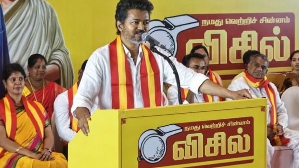 ரகசிய இடத்திற்கு மாற்றம்? குதிரை பேர அச்சத்தில் தவெக? விஜய் முக்கிய முடிவு.. 6 பிரம்மாஸ்திரம்!