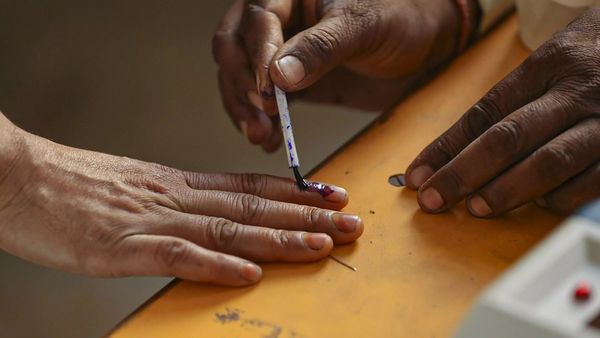 அழியாத மை–னு சொன்னாங்களே.. அது பொய்யா? ஈரோட்டில் இப்படியா நடக்கணும்! அலட்சிய அதிகாரிகள்