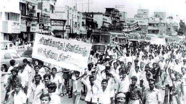 இன்று நேற்றா? 1968ல் தொடங்கிய மும்மொழிக் கொள்கைக்கு எதிரான கலகக் குரல்.. தொடருமா விஜய் அரசு?