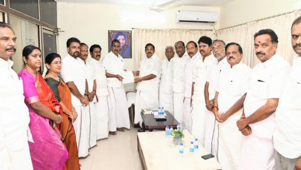 “எங்கள் வீட்டில் எல்லா நாளும் கார்த்திகை.. லாலலா”.. ஒன்று சேர்ந்த அணிகள்.. மீண்டும் எடப்பாடி பவர்!