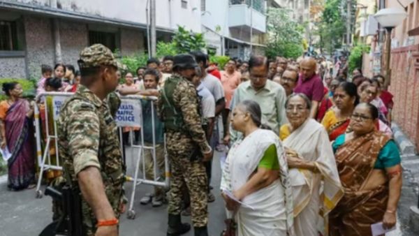 மிஷின் மேலே டேப் ஒட்டி தில்லுமுல்லு.. ரத்தான மேற்கு வங்கம் 15 பூத்களில் மறு வாக்குப்பதிவு நிறைவு!