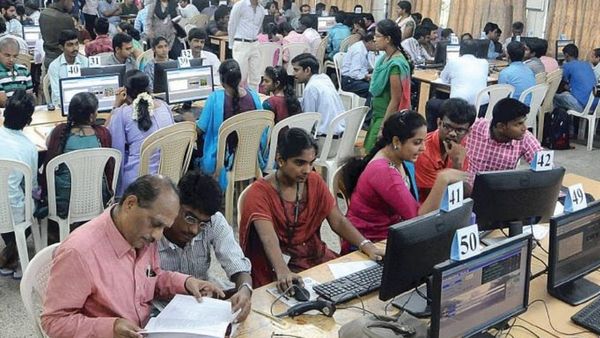 குறைகிறது பொறியியல் படிப்புக்கான கட் ஆப்.. வழக்கம் போல் இசிஇ, சிஎஸ் பிரிவுகளில் சேர ஆர்வம்!
