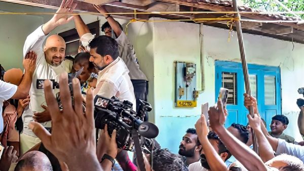 சவுதியில் மரண தண்டனை விதிக்கப்பட்டவரை.. ரூ.34 கோடி 'ரத்த பணம்' செலுத்தி மீட்ட கேரள மக்கள்