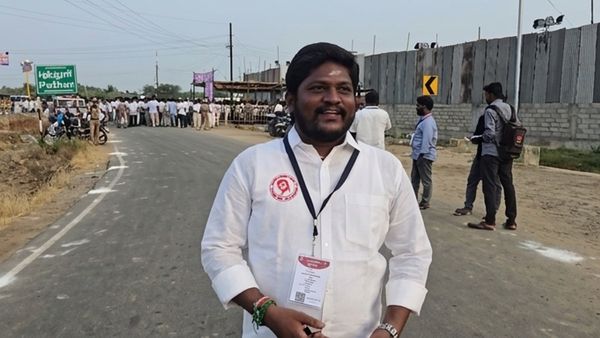 வாக்கு எண்ணிக்கை மையத்தில் விஜய் படமா! தவெக நிர்வாகியை வெளியே அனுப்பிய போலீஸ்