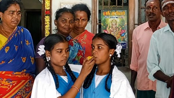 இரட்டைக் கதிரே.. ஒரிஜினல் ’ஜீன்ஸ்’.! ஒரே ஸ்கூல்.. ஒரே மார்க்! திருவாரூரை திகைக்க வைத்த சகோதரிகள்!