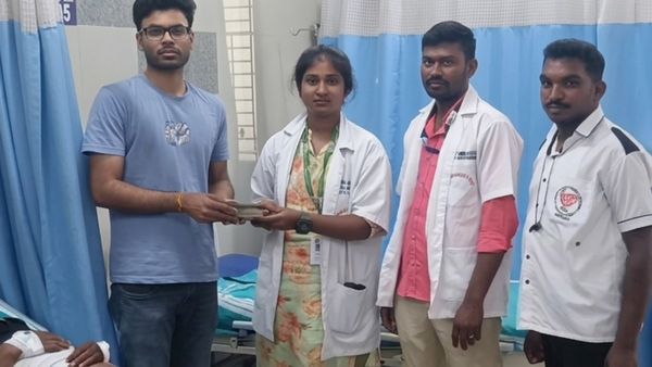 ஓசூர் 108 ஆம்புலன்ஸ் ஊழியர்களின் நேர்மை., விபத்தில் சிக்கியவரின் குடும்பத்தினர் நெகிழ்ச்சி