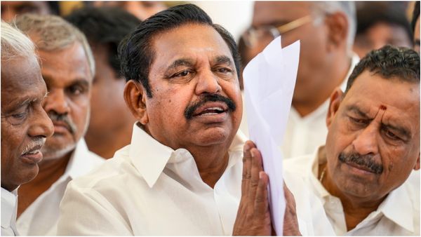 ஆளுநரை சந்திக்கும் எடப்பாடி பழனிசாமி தரப்பு.. அதிமுக அதிருப்தி எம்எல்ஏ-க்கள் மீது புகார்?