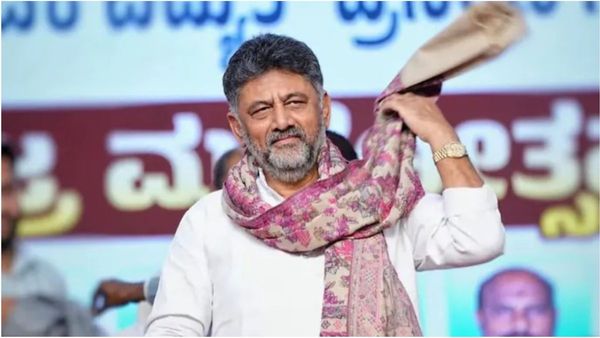 சிம்பிளாக பதவியேற்பு.. கர்நாடகாவில் கவனத்தை ஈர்க்கும் டி.கே.சிவகுமார்! காரணம் இதுதான்!