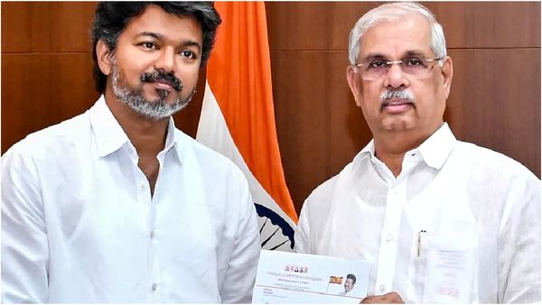 வேலையை காட்டிய ஆளுநர்.. முதல்வர் கனவில் ஓட்டை! உச்சநீதிமன்றம் விரைய விஜய் அதிரடி முடிவு