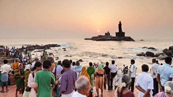கன்னியாகுமரி பீச்சில் நள்ளிரவு முதலே பரபரப்பு.. சூரிய உதயத்தில் அரங்கேறிய அந்த அதிசயம் என்ன தெரியுமா