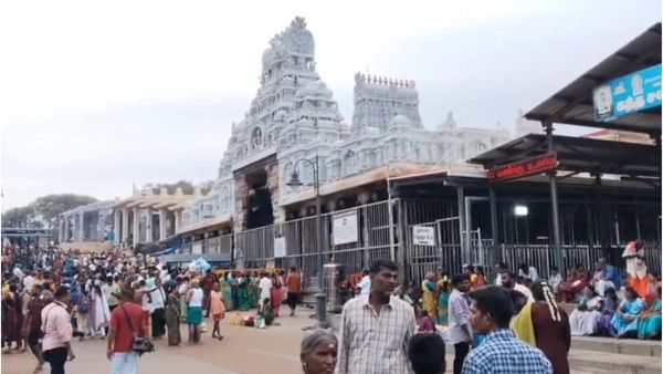 வேல் பொட்டு வச்சு.. ஆட்டைய போடும் கும்பல்! திருச்செந்தூர் கோவிலில் பகீர் மோசடி! தூங்கும் போலீஸ்?