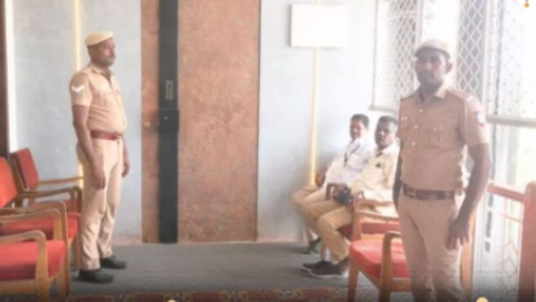 அமைச்சர்கள் அறையில் ‘ரீல்ஸ்’ எடுக்கும் தவெகவினர்.. வேலையை கெடுக்காமல் தடுக்க அறைக்கு 2 போலீசார்!