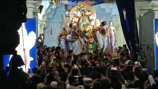 காஞ்சிபுரம் வரதராஜ பெருமாள் கோயில் வைகாசி மாத பிரம்மோற்சவம்.. தங்கக் கருட வாகனத்தில் காட்சி!