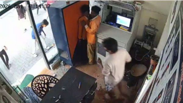 கையில் கத்தி.. பெட்ரோல் பங்க் ஊழியர்களை கொலைவெறியோடு தாக்கிய கும்பல்.. தூத்துக்குடியில் பயங்கரம்!