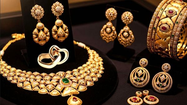Gold Rate Today: எகிறி அடிக்கும் தங்கம் விலை.. இன்று பெரியளவில் உயர்ந்தது.. கலக்கத்தில் நகை பிரியர்கள்