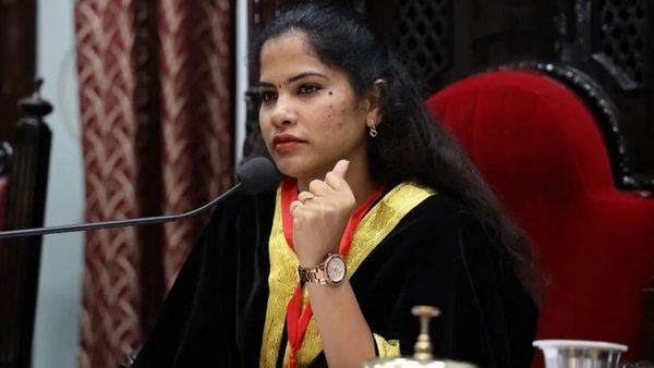 ஆஹா! அந்த பெரிய கூட்டத்தில் பிரியாவை மறந்துட்டோமே! ஸ்டாலின் கூட ஜெயலலிதாவை சந்தித்தாரே!