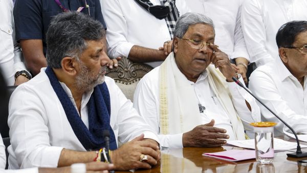 100 எம்எல்ஏக்கள் ஆதரவு இருந்தும் முதல்வர் பதவியை விட்டு கொடுத்த சித்தராமையா.. ஏன் தெரியுமா? பின்னணி!