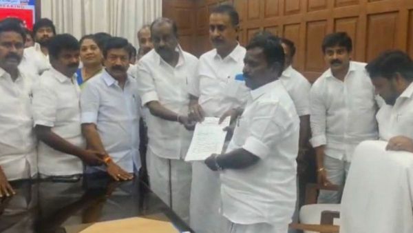 மீண்டும் உடைந்த அதிமுக.. எஸ்பி வேலுமணி, சிவி சண்முகம் தலைமையில் சபாநாயகரிடம் 30 எம்.எல்.ஏக்கள் மனு