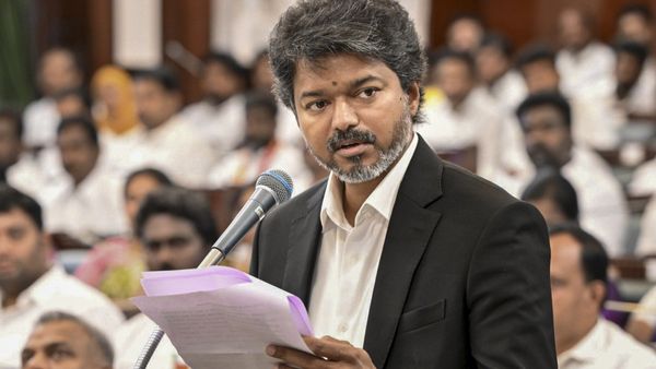 நாளை அக்னி பரீட்சை.. இன்று விஜய் நடத்திய முக்கிய மீட்டிங்!  யாருக்கு என்ன இலாகா? பரபரக்கும் முதல்வர்