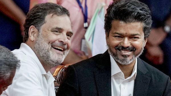 கிட்டத்தட்ட காங்கிரஸில் இணைந்த விஜய்.. 17 ஆண்டுகளுக்கு முன் மிஸ்ஸான வாய்ப்பு! என்ன நடந்தது தெரியுமா?
