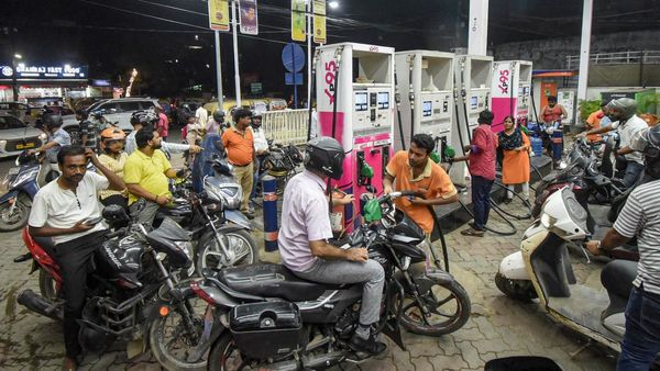 டீசலுக்கு கூடுதலாக ₹13.5 வரி! பெட்ரோலுக்கும் புதிய வரி.. மத்திய அரசு அதிரடி அறிவிப்பு! ஏன் முக்கியம்