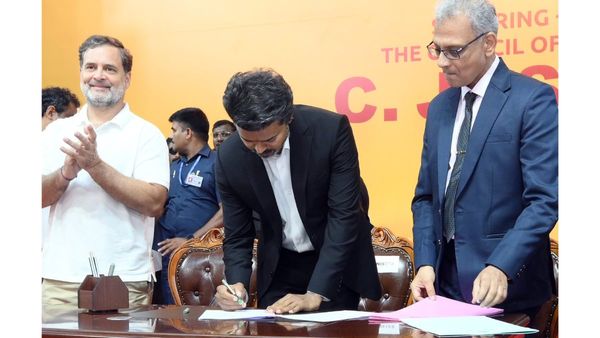 2 மாதங்களுக்கு 200 யூனிட் இலவச மின்சாரம்! விஜய்யின் முதல் கையெழுத்து