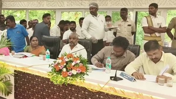 கட்சி நிகழ்ச்சியா? அரசு ஆய்வுக் கூட்டமா? அமைச்சருக்கு இணையாக அதிகாரிகளுடன் அமர்ந்த தவெக நிர்வாகி!