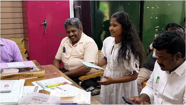 அரசு பள்ளியில் தவெக எம்எல்ஏ மகளுக்கு அட்மிஷன்! இப்படித்தான் இருக்கனும்.. குவியும் பாராட்டு!