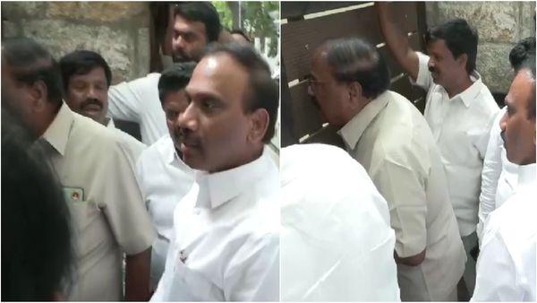 “ஆ.ராசா வந்திருக்கார்.. கேட்டை திறங்க!” எ.வ.வேலு வீட்டின் முன் குவிந்த திமுகவினர்