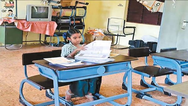 ராமநாதபுரம் கருப்பூர் அரசு பள்ளியில் இப்படியும் ஒரு சம்பவம்.. பொதுமக்களை அதிர வைத்த புகைப்படம்