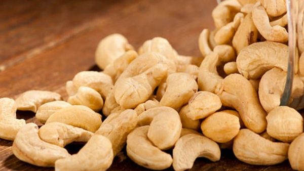 கிலோ முந்திரி வெறும் 50 ரூபாயா? இந்தியாவின் ஆச்சரியமான 'முந்திரி கிராமம்' - ஒரு விசித்திரப் பயணம்!