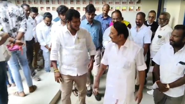 செங்கோட்டையன் டக்னு விஜய் பாலாஜியை கட்டிப்பிடித்து, 