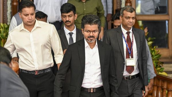 ரூ 200 கோடியை உதறிவிட்டு ரூ 2 லட்சம் சம்பளம்! முதல்வர் சீட்டை பார்த்து பிரமித்த விஜய்! Flashback!