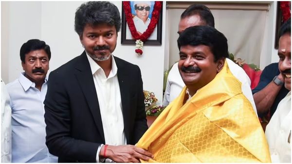 விஜய் முன்னிலையில் தான் இணைவேன்.. கறார் காட்டும் விஜயபாஸ்கர்.. தள்ளிப்போகும் இணைப்பு விழா!