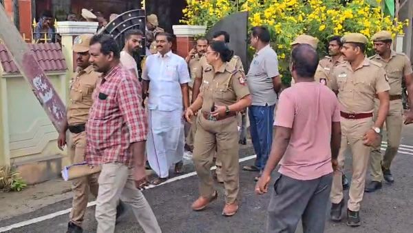 வழக்கறிஞரையும் உள்ளே விடல.. திமுக எம்.எல்.ஏ மார்க்கண்டேயனை பார்க்க விடாத போலீசார்.. வாக்குவாதம்
