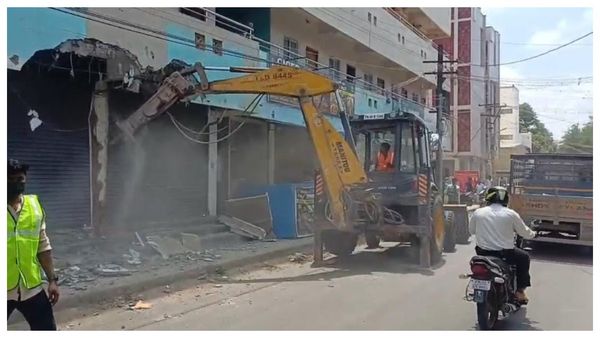 கோவையில் ரூ.3 கோடி நிலத்தை ஆக்கிரமித்து வணிக வளாகம் இடிப்பு.. மாநகராட்சி அதிரடி