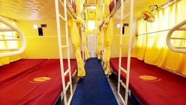 ஊட்டி ஆம்னி பஸ்ஸில் அலறிய சென்னை மாணவி! ஸ்லீப்பர் படுக்கை அருகே இருட்டில் வெள்ளை ஆடையுடன் யாரது?
