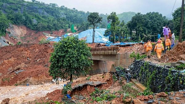 மனிதர்களை மூடிய மண்.. வயநாடு நிலச்சரிவில் உயிர் தப்பியவர்கள் வைத்த பகீர் குற்றச்சாட்டு!