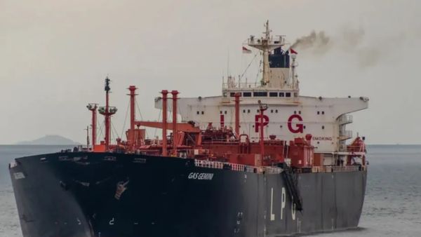 28 இந்தியர்கள் பயணித்த LPG டேங்கர் கப்பல் மீது தாக்குதல்.. யாருக்கும் காயமில்லை என தூதரகம் தகவல்!