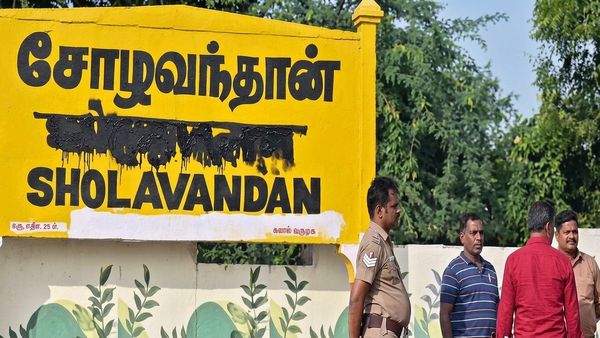 மதுரை சோழவந்தான் ரயில் நிலையத்தில் இந்தி எழுத்துகள் அழிப்பு.. மோடி பதவி விலகனும் என்றும் வாசகம்